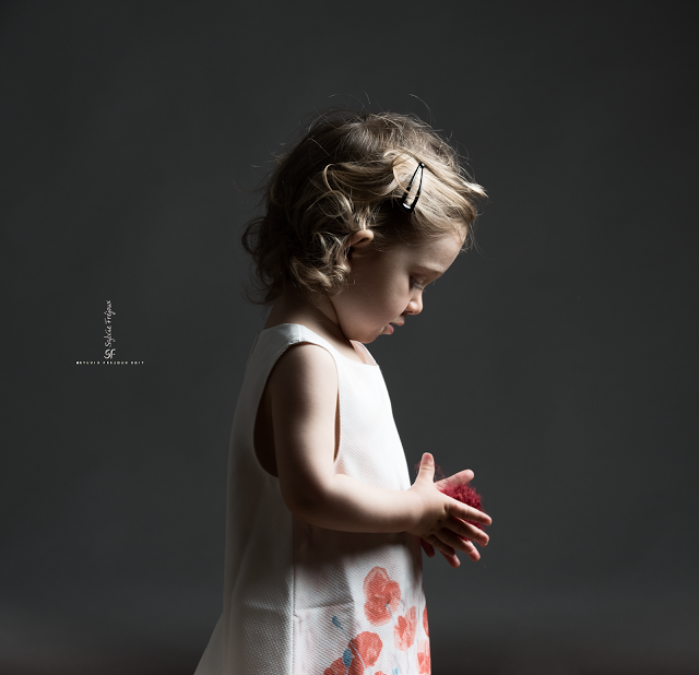 Emilie en séance portrait enfant au studio à Toulon.