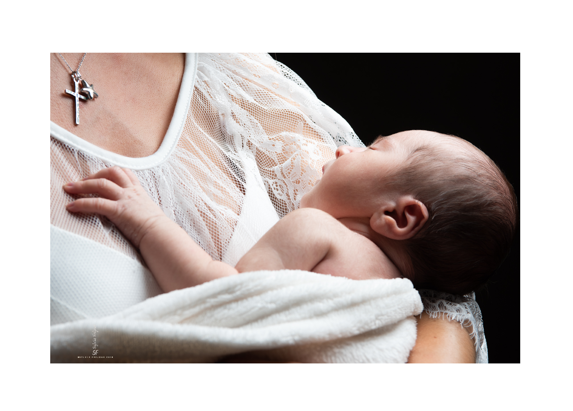 photographe de portrait de bebe et nouveau-ne en famille à toulon